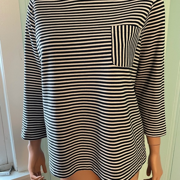 New listing *** Elle horizontal striped top b/ w xl - Picture 2 of 6